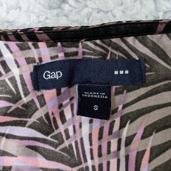 ✨3/$15 GAP Factory purple palm leaf tank blouse S - Picture 4 of 6